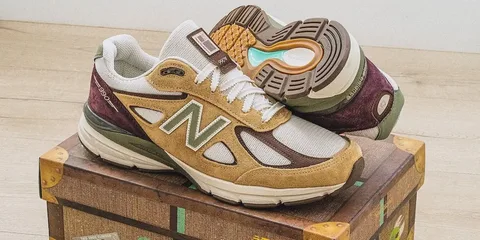 Chaussures New Balance sur une boîte en bois.