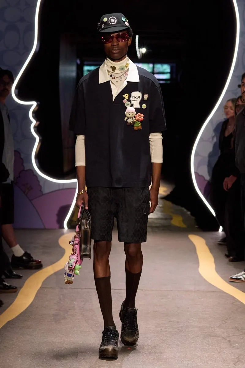 Défilé de mode avec mannequin en tenue estivale et accessoires.