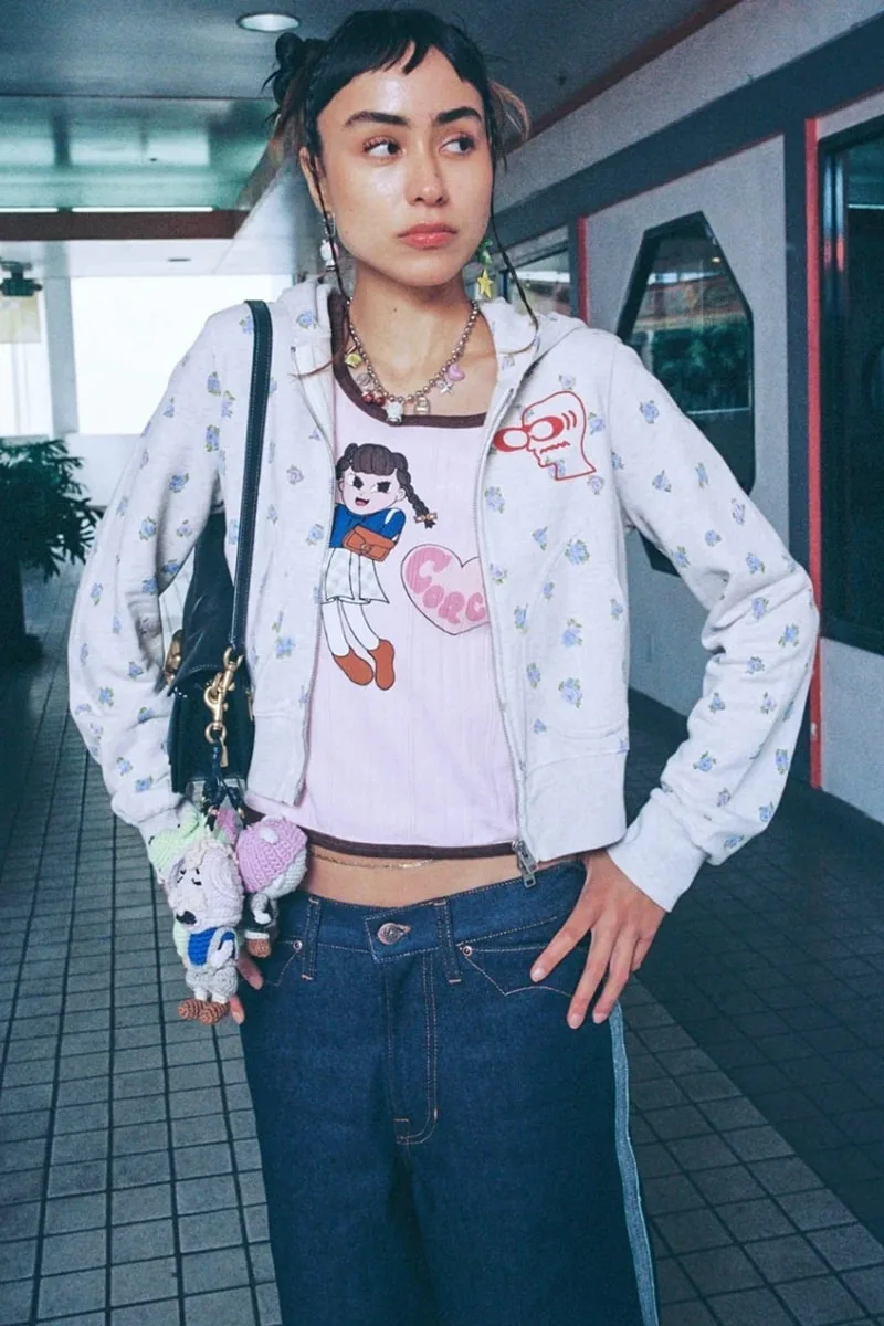 Femme au style décontracté avec pull et jean, accessoires uniques.