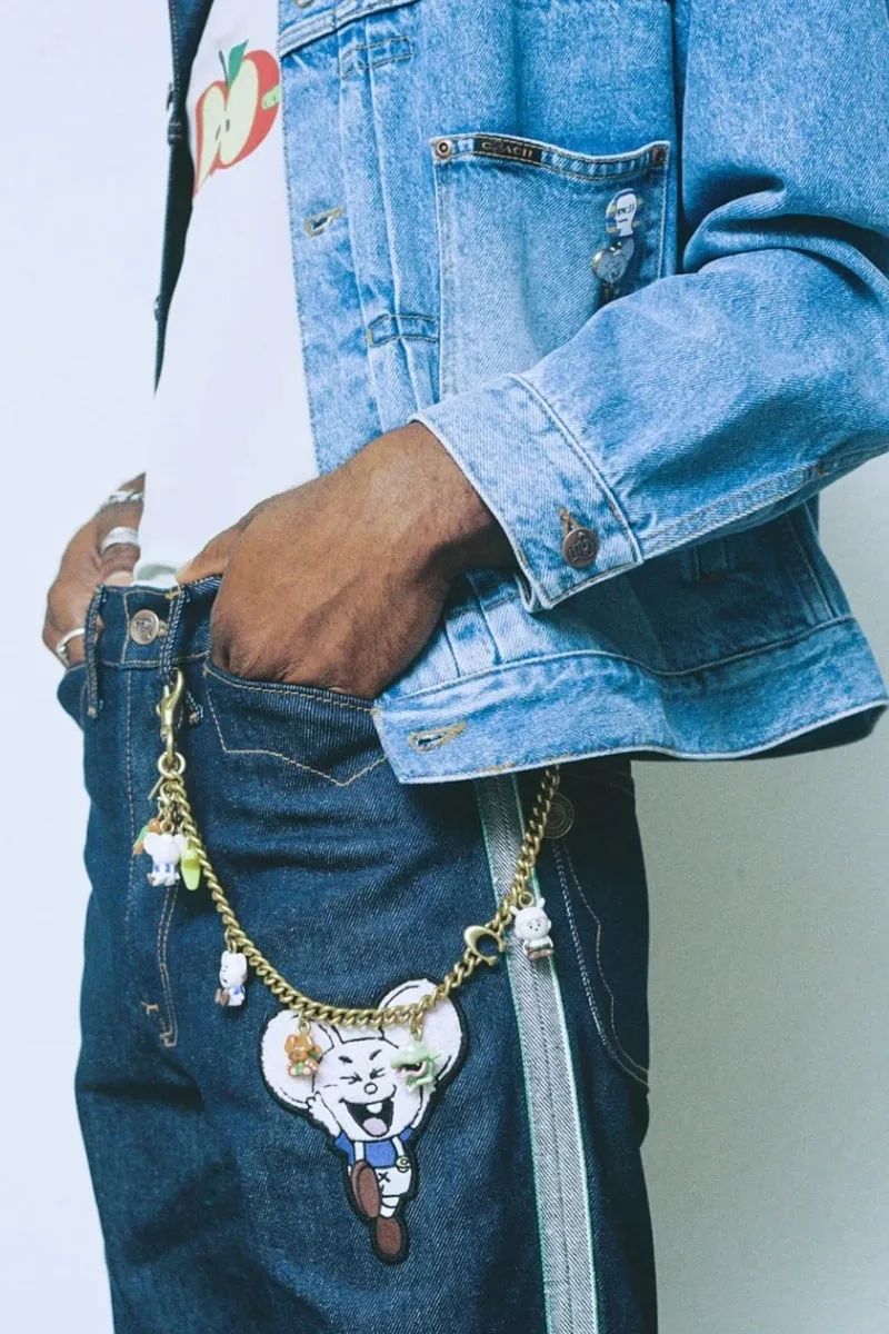 Homme en veste en jean avec chaîne et accessoires cartoon.