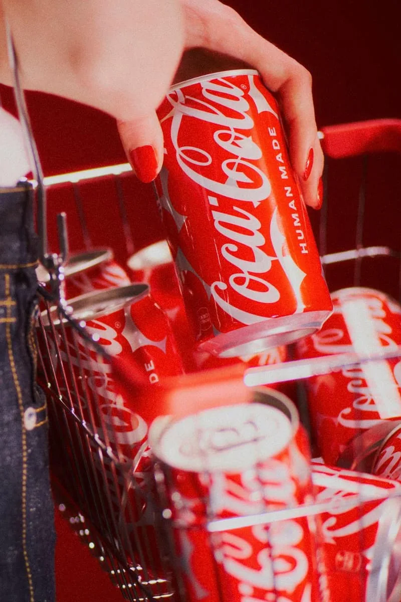 coca-cola-sassocie-a-human-made-pour-une-edition-limitee-au-design-unique/carousel-1.jpg
