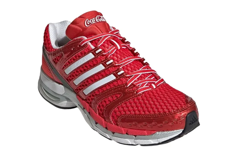 Chaussure de sport rouge avec logo Coca-Cola et bandes blanches Adidas