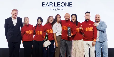 Groupe posant avec un trophée à Hong Kong