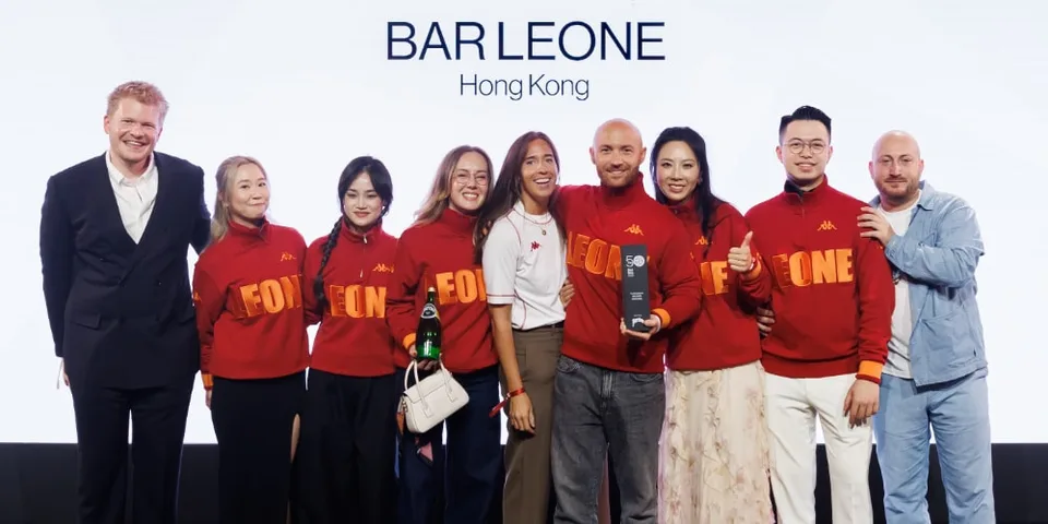 Groupe posant avec un trophée à Hong Kong