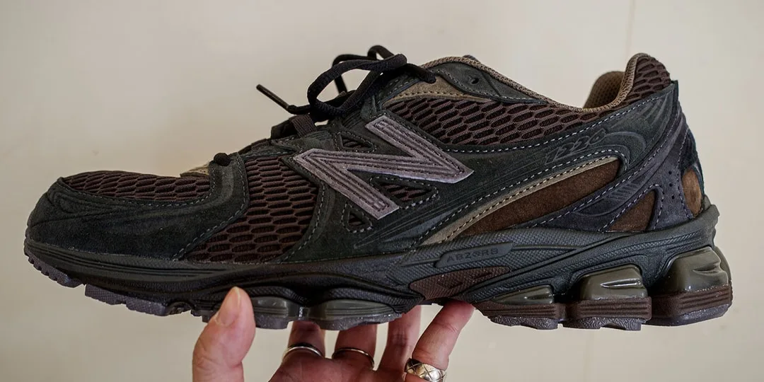 Chaussure New Balance noire avec maillage et semelle épaisse.
