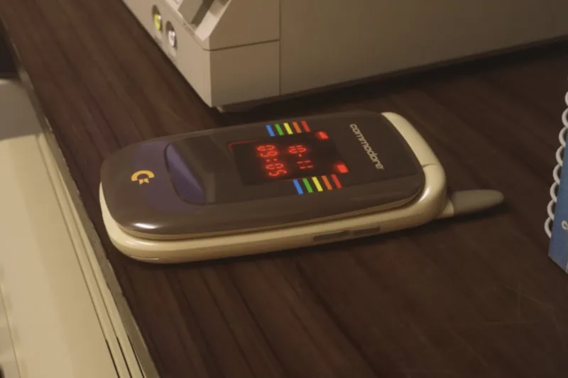 commodore-callback-8020-le-retour-du-flip-phone-anti-scroll/carousel-6.jpg