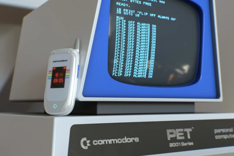 Commodore PET avec téléphone à clapet moderne sur le dessus
