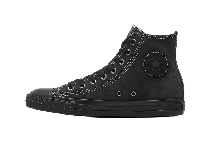 Basket montante noire avec étoile et surpiqûres blanches.