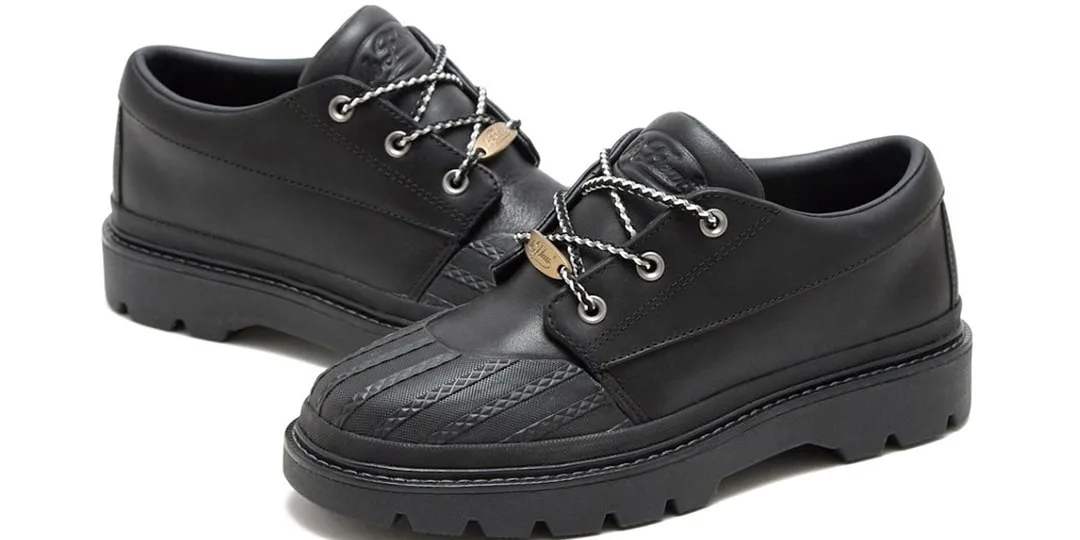 Chaussures noires élégantes avec lacets et semelle épaisse.