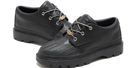 Chaussures noires élégantes avec lacets et semelle épaisse.