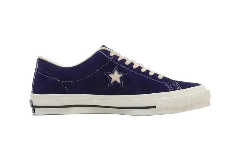 Basket basse violette avec étoile blanche sur le côté.