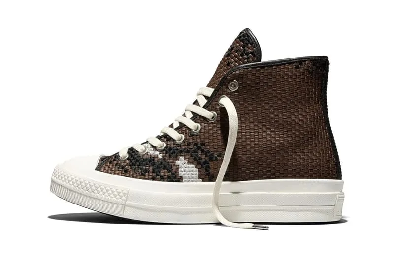 Chaussure montante tressée marron et blanche avec semelle blanche.