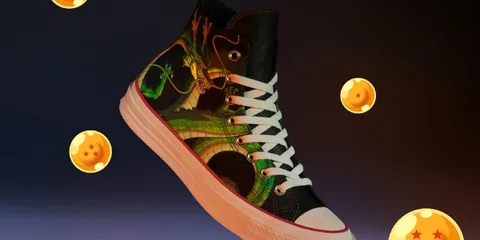Basket montante noire avec motif dragon, entourée de boules orange avec étoiles rouges.