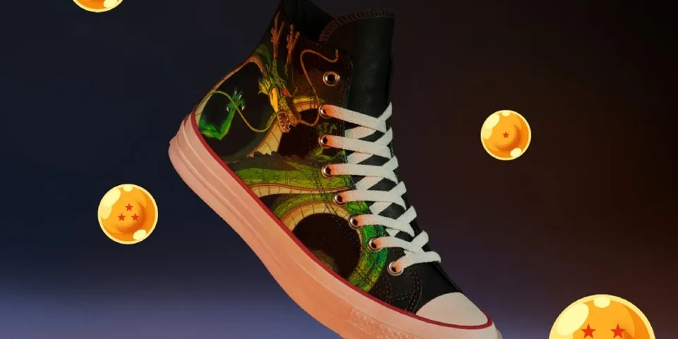 Basket montante noire avec motif dragon, entourée de boules orange avec étoiles rouges.
