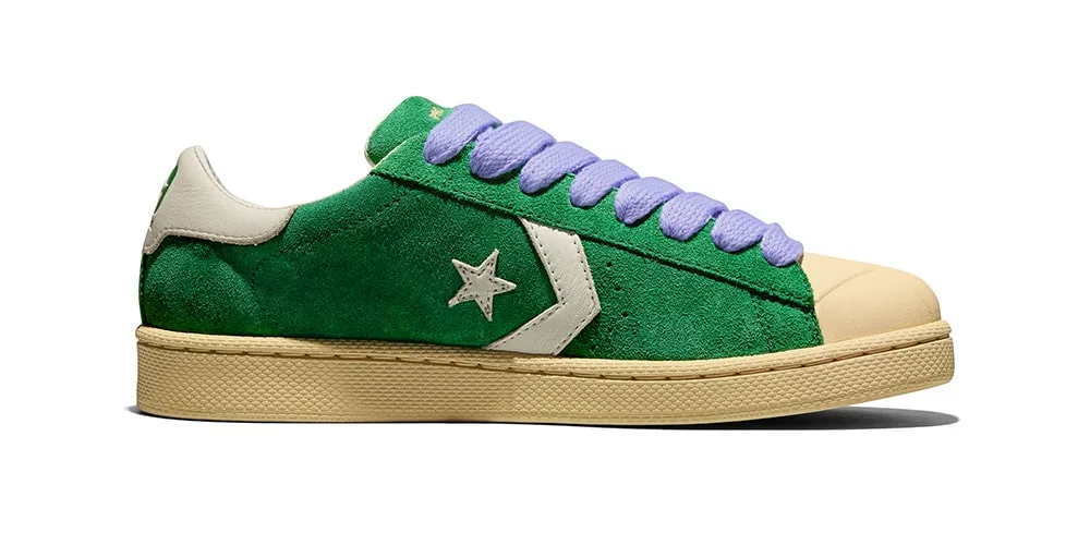 Chaussure verte et beige avec lacets violets, étoile blanche sur le côté.