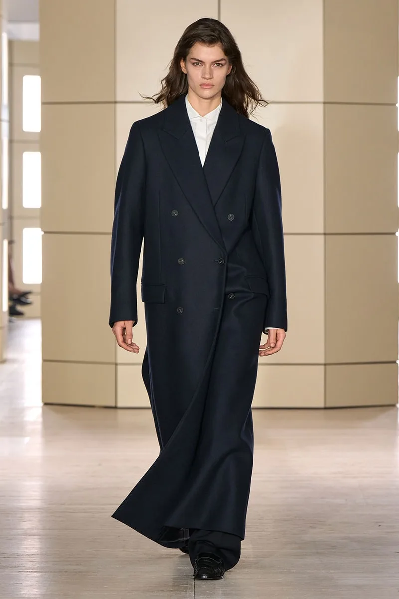 cos-fw26-elegance-moderne-et-decadence-des-annees-folles/carousel-4.jpg