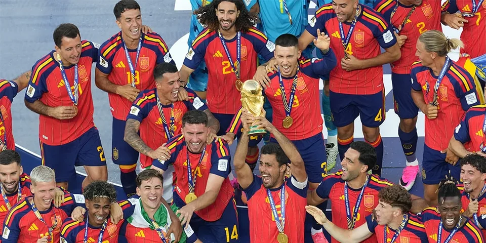 Joueurs de football en rouge célébrant avec un trophée