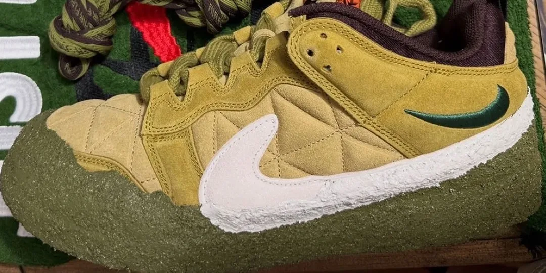 Chaussure jaune et verte avec logo blanc en forme de virgule.