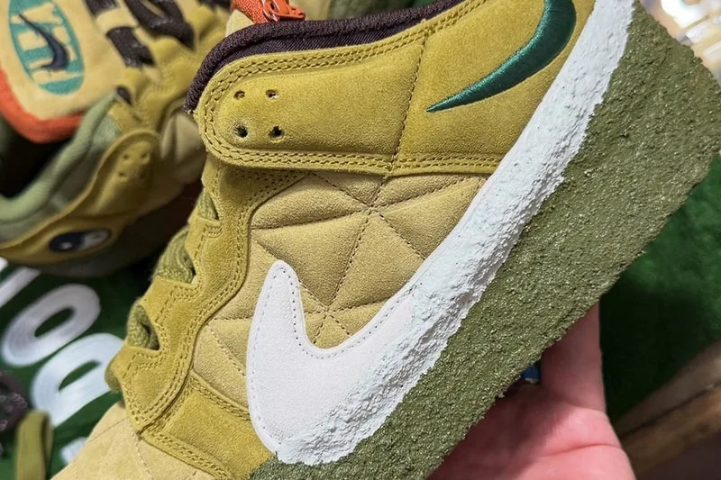 Chaussure en daim vert avec logo Nike et semelle texturée.