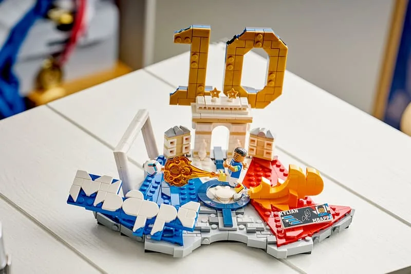 Cristiano Ronaldo, Kylian Mbappé, Lionel Messi et Vini Jr. immortalisés dans la nouvelle collection 'LEGO Editions' 2026 coupe du monde fifa portugal brésil argentine france légendes du football
