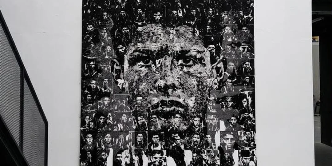 Mosaïque d'images formant un visage masculin, en noir et blanc.