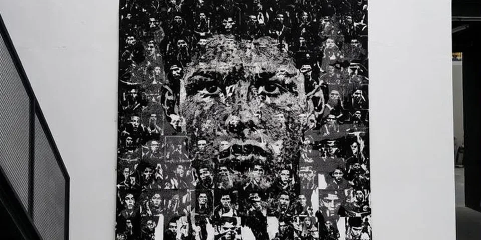 Mosaïque d'images formant un visage masculin, en noir et blanc.