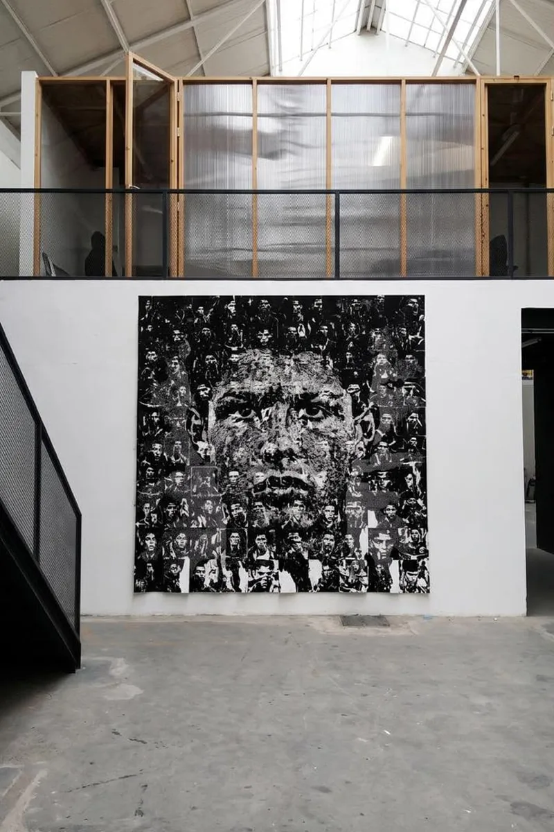 Grand portrait en noir et blanc sur un mur intérieur d'un espace moderne.