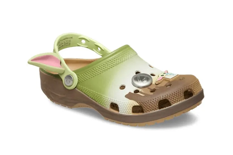 Sabot Crocs vert et marron avec motif de personnage et oreilles.
