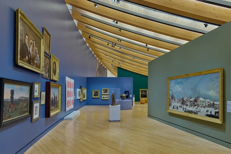 Galerie d'art avec peintures colorées et architecture moderne.