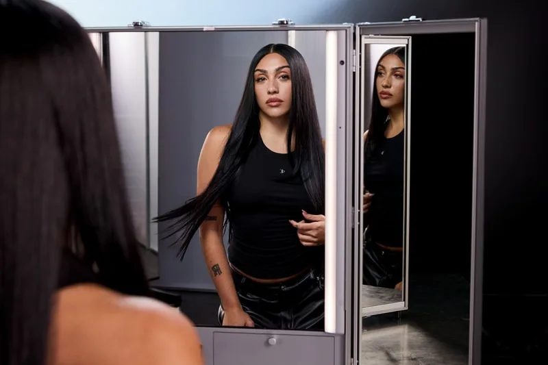 Campagne Calvin Klein automne 2026 avec vestes en cuir, pantalon barrel et hauts côtelés
