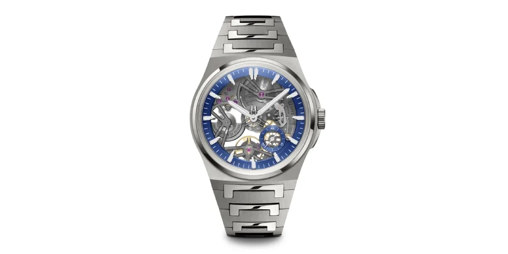 Montre squelette avec bracelet métal et cadran bleu, design moderne et épuré.