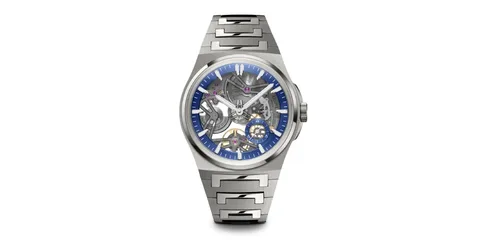 Montre squelette avec bracelet métal et cadran bleu, design moderne et épuré.