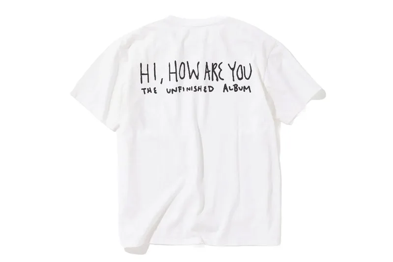 T-shirt blanc avec texte 'Hi, How Are You' au dos.