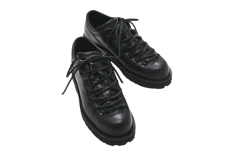 Chaussures noires avec lacets et semelles robustes, style randonnée.