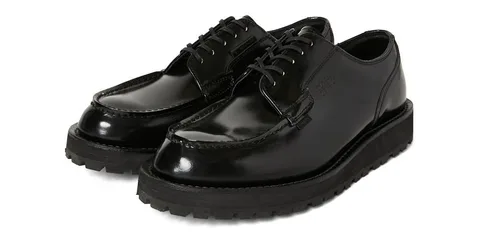 Chaussures noires brillantes avec semelle épaisse et lacets.