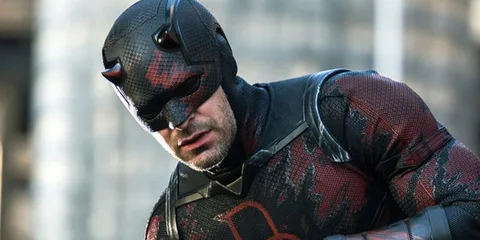 Personnage en costume de super-héros noir et rouge.