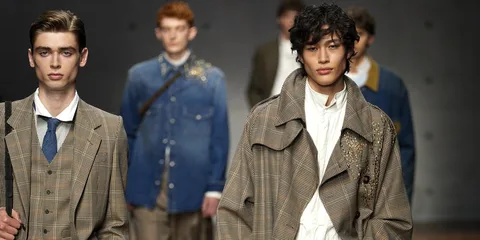Défilé de mode masculine avec quatre modèles.