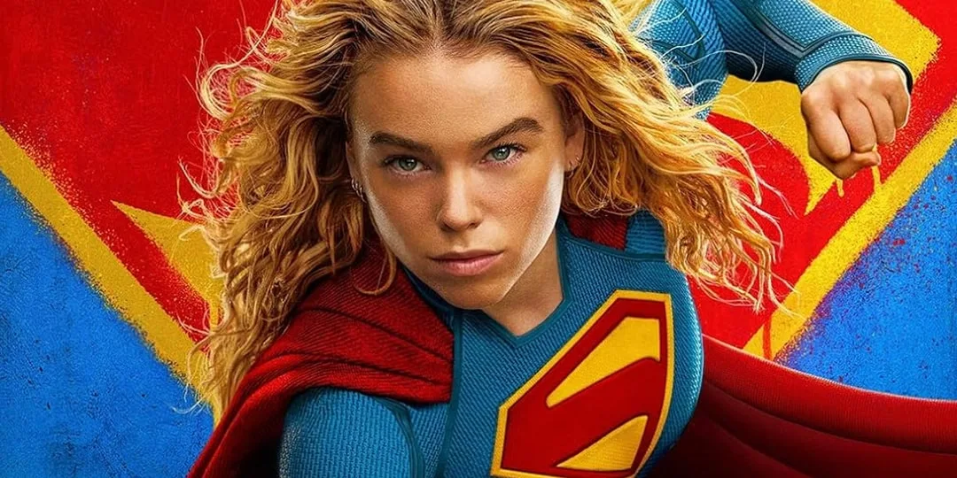 Super-héroïne blonde en costume bleu et rouge vibrant.