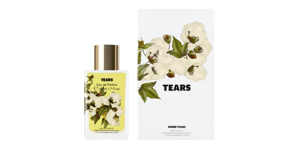 Parfum avec emballage illustré de fleurs blanches.