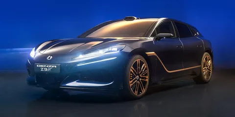 Voiture bleue futuriste avec éclairages LED, profil angulaire.