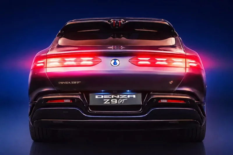 Vue arrière d'une voiture Denza Z9 GT avec feux arrière rouges lumineux.