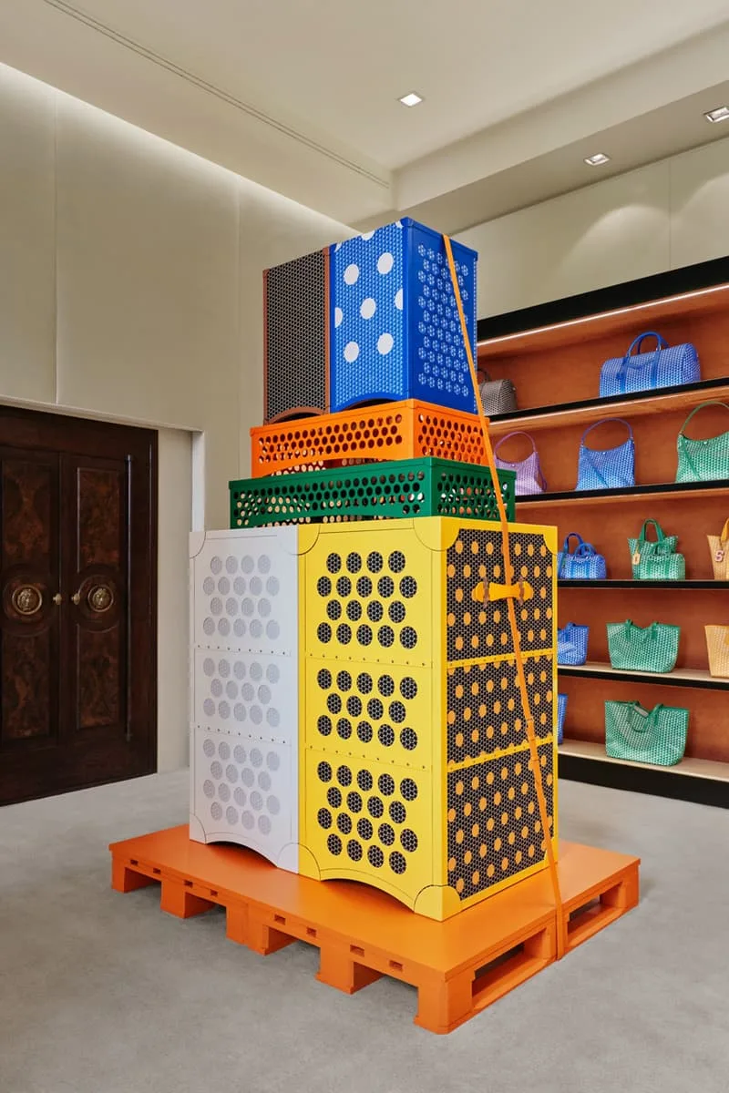 Installation colorée de casiers empilés dans un magasin de luxe.