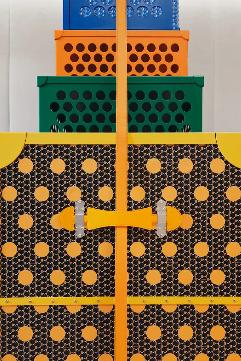 Empilement de boîtes colorées avec motifs géométriques et sangles jaunes.