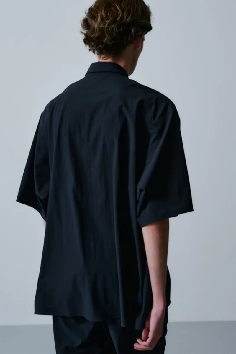 Homme en chemise noire vu de dos