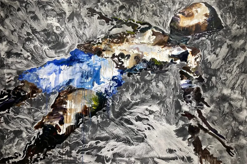 Peinture d'une personne allongée en vêtement bleu sur fond texturé.