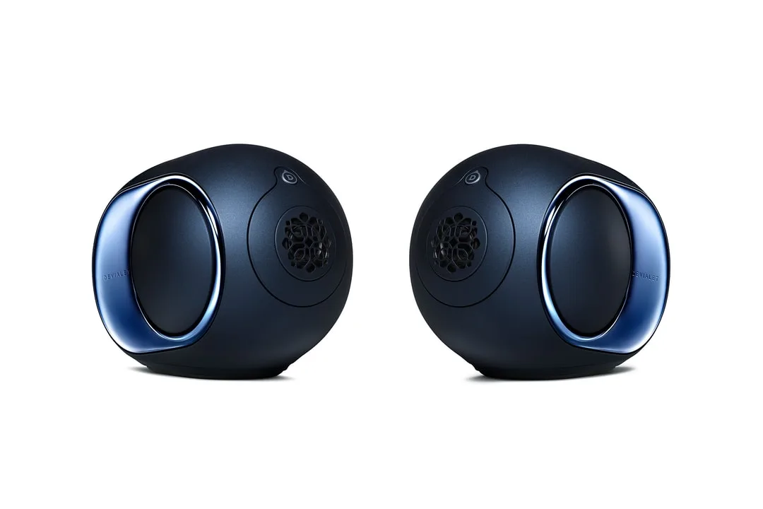 Deux enceintes sphériques noires avec haut-parleurs circulaires et anneaux bleus