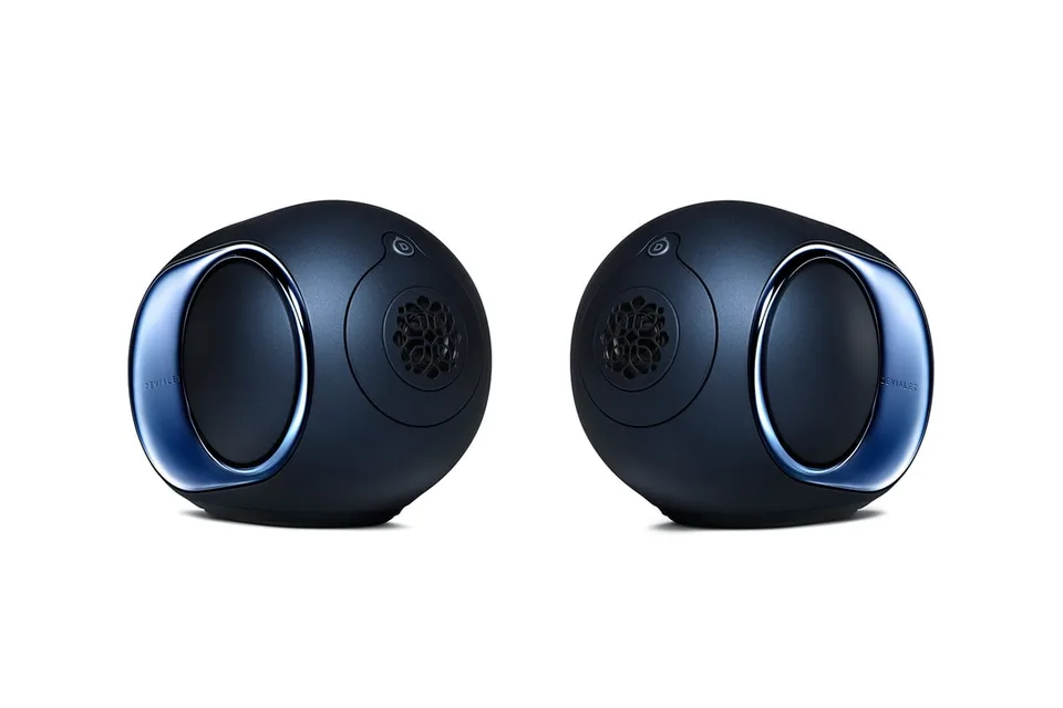 Deux enceintes sphériques noires avec haut-parleurs circulaires et anneaux bleus