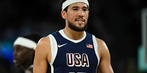 Joueur de basket portant le maillot de l'équipe USA avec un bandeau blanc.