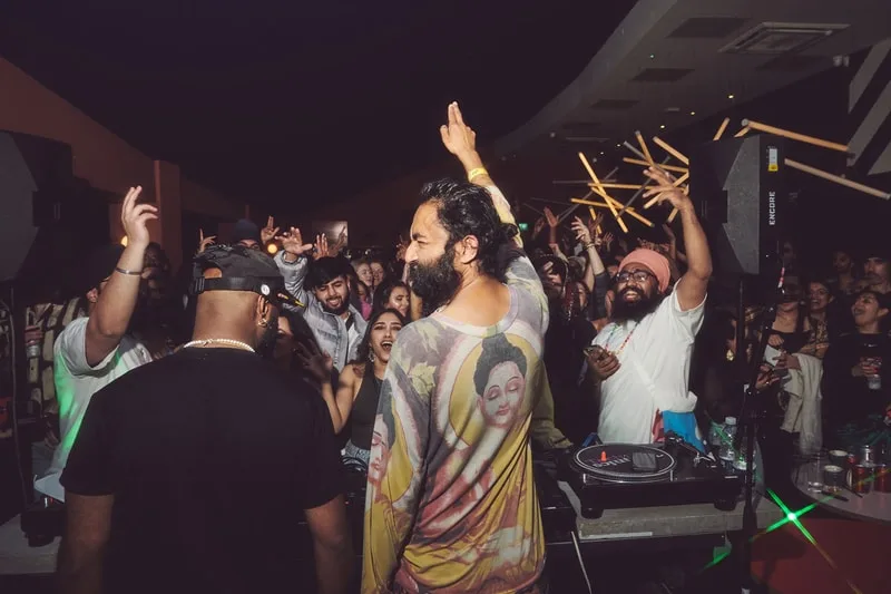 DJ avec public animé lors d'une soirée musicale