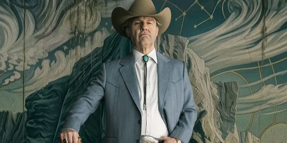 Homme en costume et chapeau illustré devant une peinture artistique.